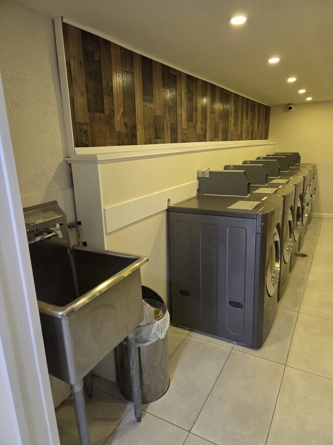 Área de lavadora y secadora - 762-764 Madison Ave Apartamentos