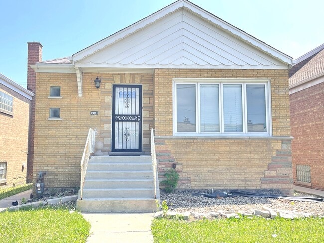 Building Photo - 3909 W 71st St Rental