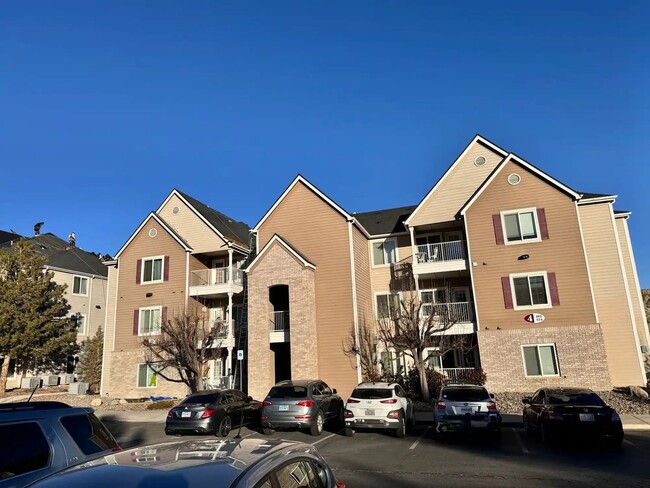 Building Photo - 4 bed/4 bath condo located minutes from UNR Unit 422