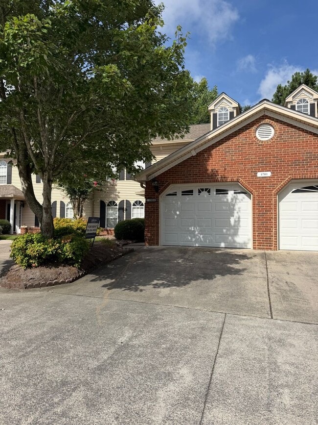 Building Photo - 1701 W Oak Dr