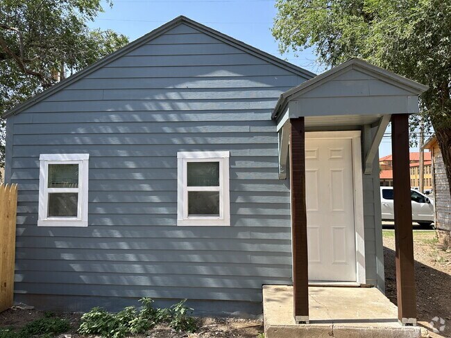 Building Photo - Fully update back house!!