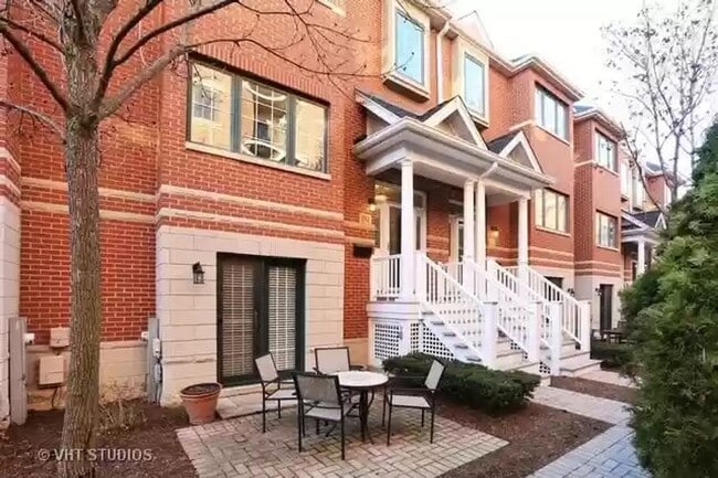 Building Photo - Downtown Elmhurst Gem – 3-Bed Townhome with Balcony, Courtyard & Garage