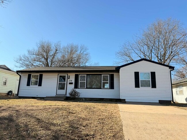 Building Photo - Beautiful 3 bedroom / 2 bathroom house in Joplin Mo with fenced in Yard!!