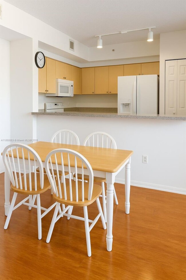 Building Photo - 8040 N Nob Hill Rd Unit 105