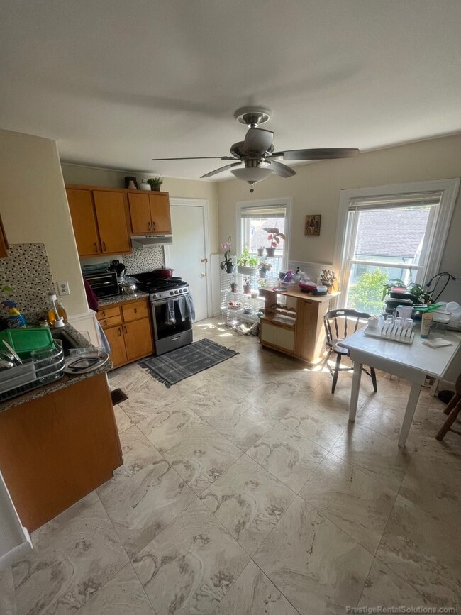 Building Photo - 12 Donnybrook Rd Unit Cozy 3 bed in Oak Square!
