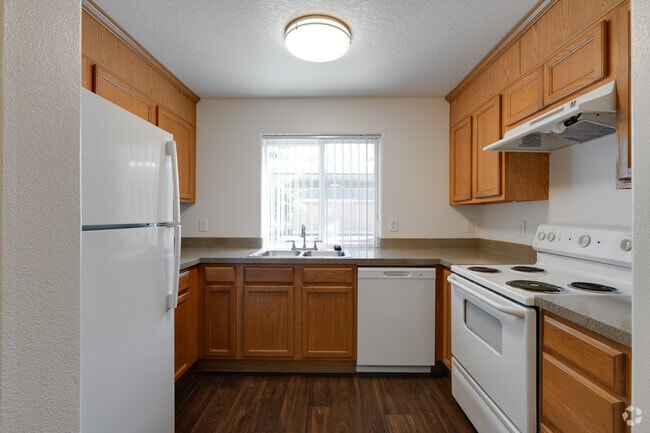 2BR, 2BA - 968SF - Kitchen