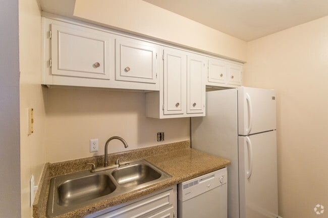 1BR, 1BA - 821 SF - Kitchen