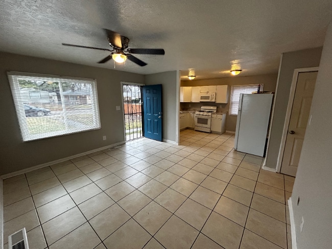 Photo - 1422 W 35th St