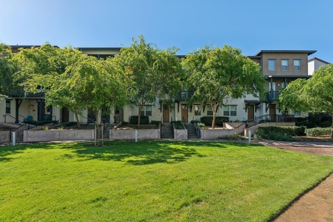 Building Photo - 489 Diller St Unit 1