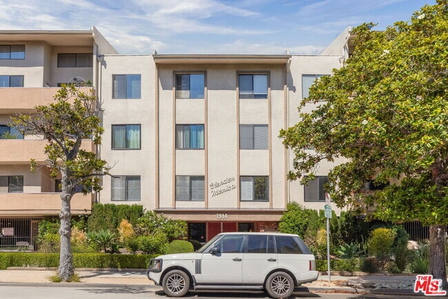 Building Photo - 1944 Glendon Ave Unit 305 Rental