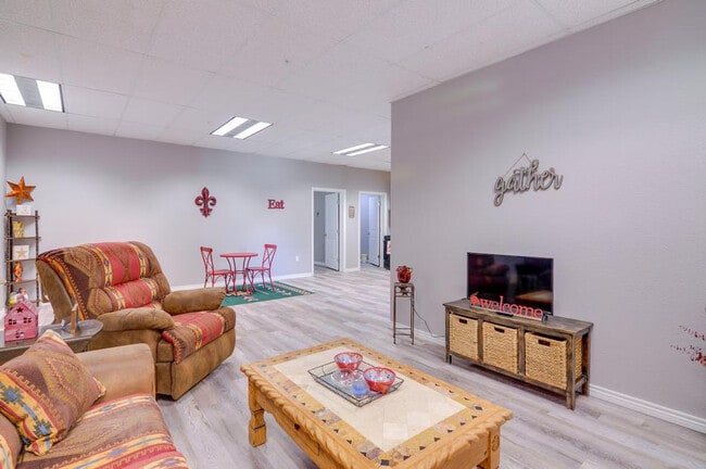 Building Photo - 800 Oak St