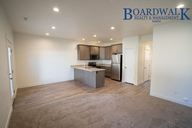 Building Photo - Great 3 Bedroom Townhome with Garage