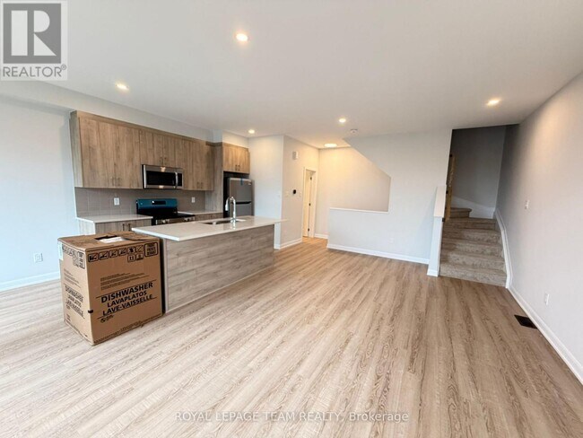 Photo - 284 Bankside Wy