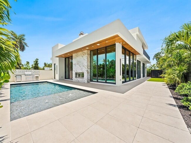 Photo - 2657 NE 34th St