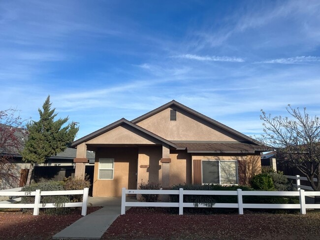 Building Photo - Beautiful 3 Bed 2 Bath Home with 3 Car Garage Available!