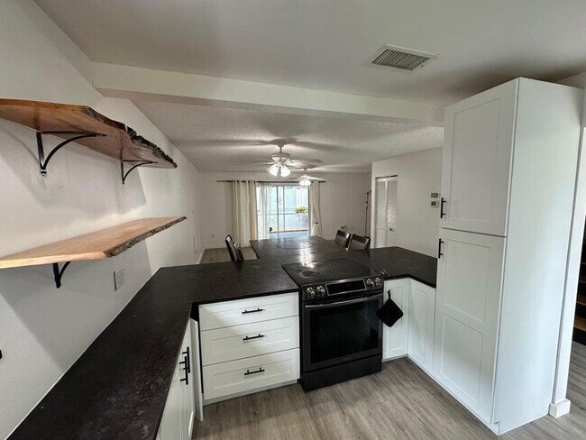 Photo - 423 Waterside Dr