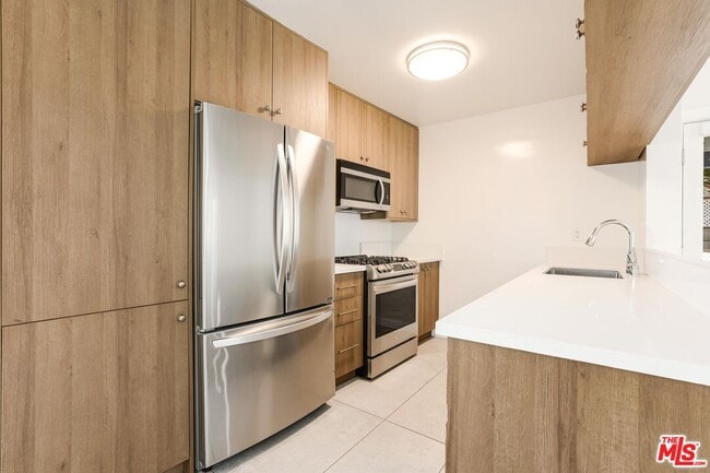 Photo - 27 Anchorage St Unit H