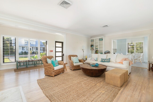 Photo - 328 N Lakeside Dr