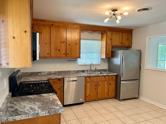 Photo - Charming 3 bedroom, 2.5 bath cottage within minutes to Shoppes at Willow Lawn, Carytown