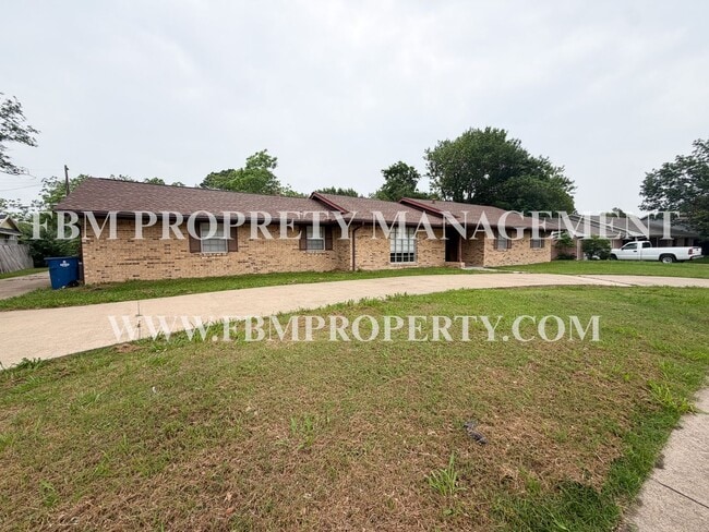 Building Photo - 1204 Williamsburg Dr
