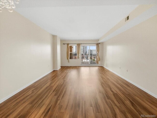 Building Photo - 975 N Lincoln St Unit 5E Rental