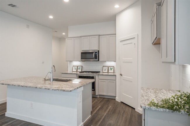 Photo - 1613 Sunbend Ln