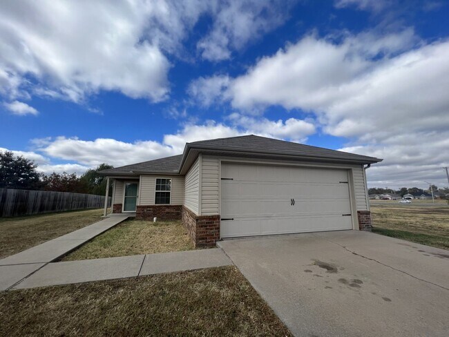 Cute 3 Bedroom, 2 bathroom house with a 2 ... - Cute 3 Bedroom, 2 bathroom house with a 2 ...