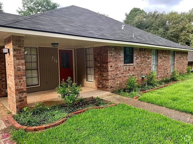 Building Photo - 710 Carriage Dr Rental