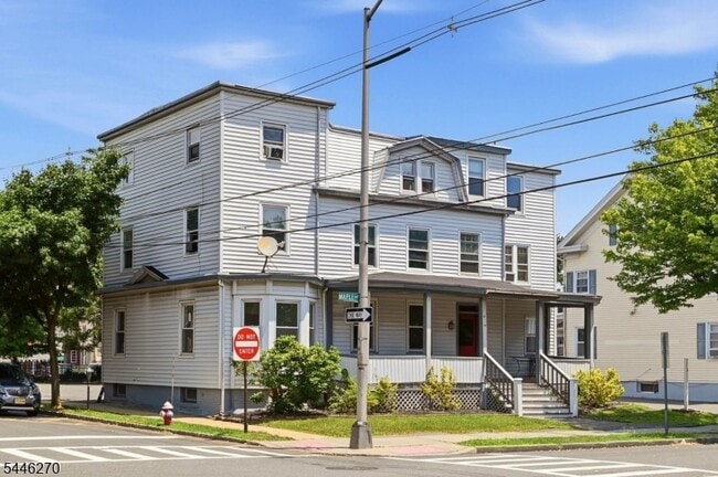 Building Photo - 98 Maple Ave Unit A