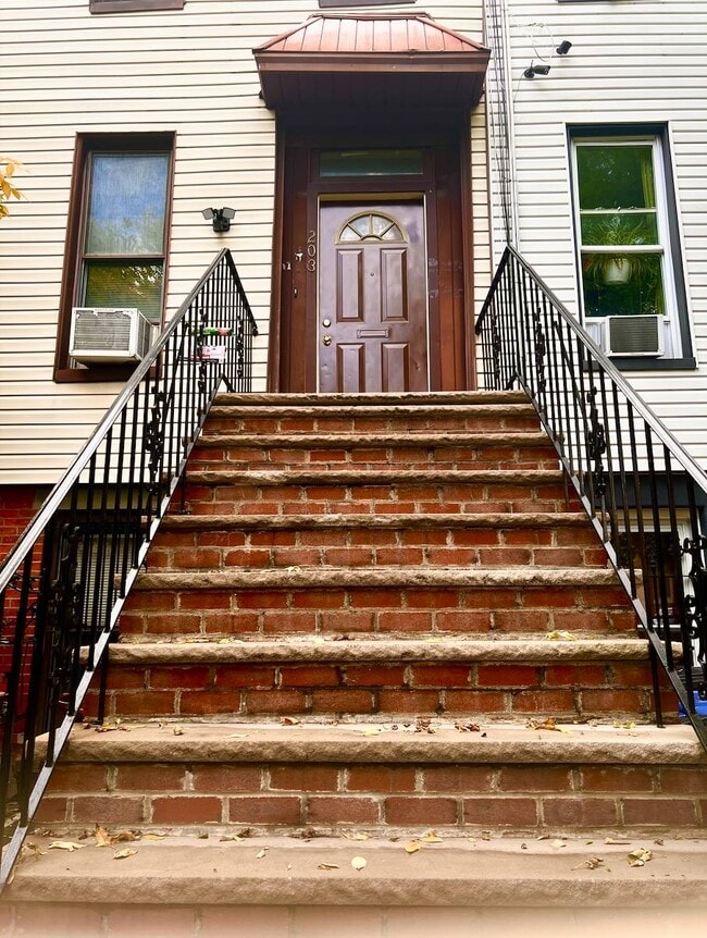 Photo - 203 Moffat St