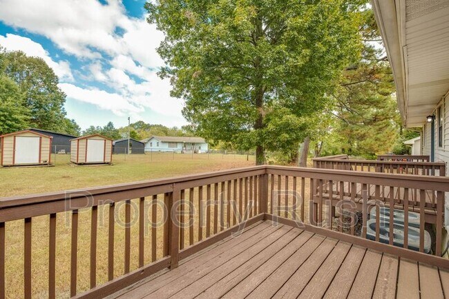 Photo - 718 Salem Rd