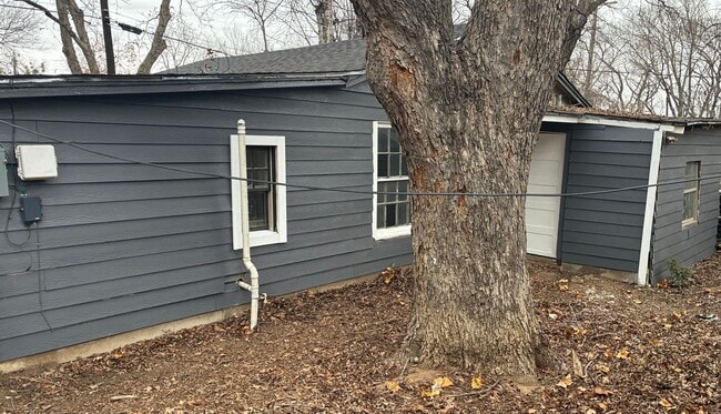 Photo - 105 E Bond St