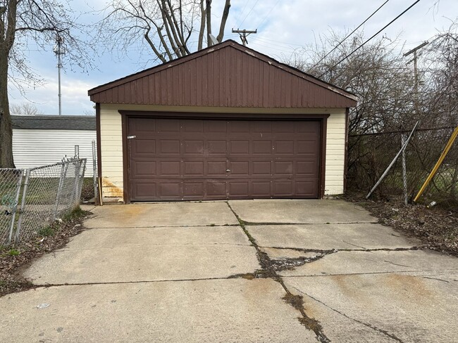 Car Garage - 12221 Sobieski Ave House