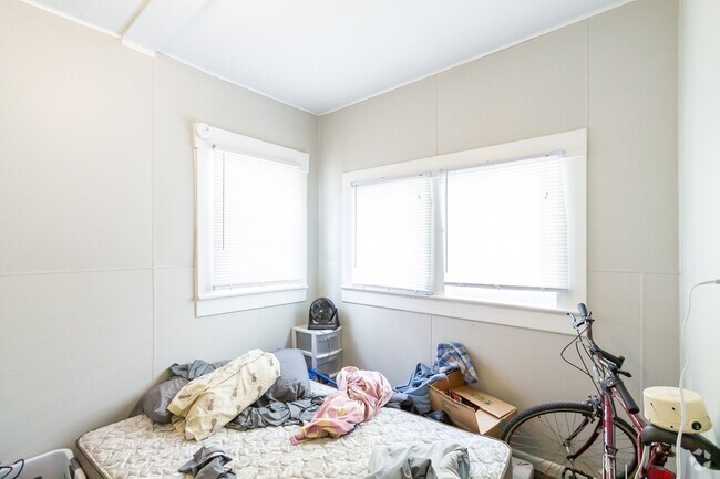 Building Photo - 1526 W Jackson St Unit 1524 1/2 Rental