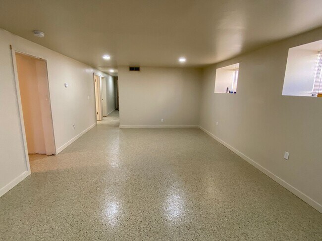 Vista 1 de la sala de estar - 732 Chestnut St