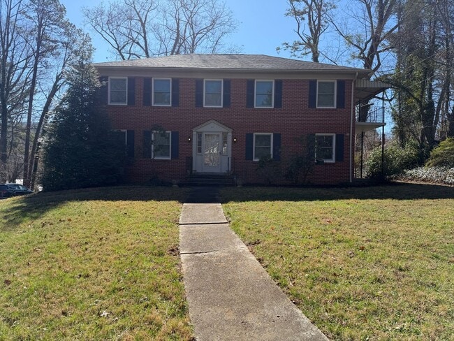 Building Photo - Shorewood Drive Unit Lower