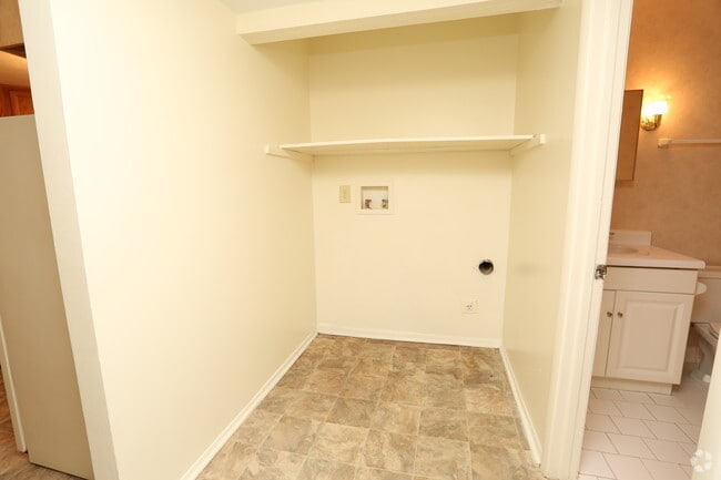 2BR, 1BA - 860 SF - Laundry