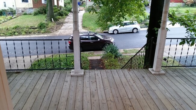 Looking out the Front Door - 619 Mississippi Ave Apartamentos Unidad Upper Level