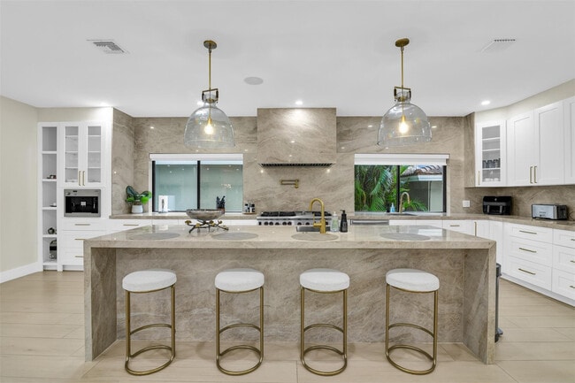 Photo - 319 S Riverside Dr