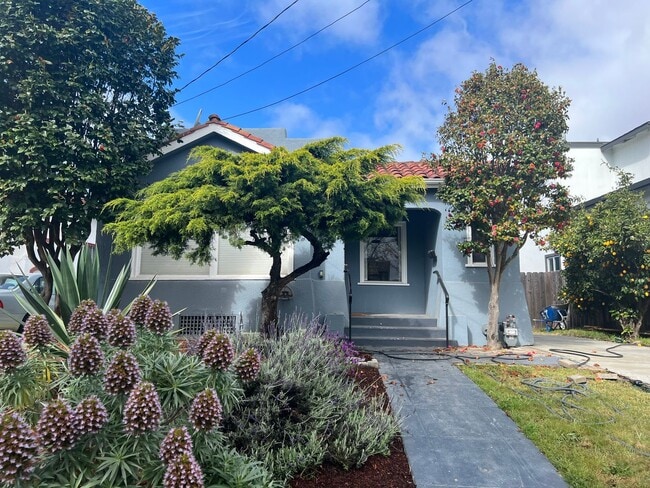 Building Photo - AVAILABLE September 1st! Previously updat... Rental