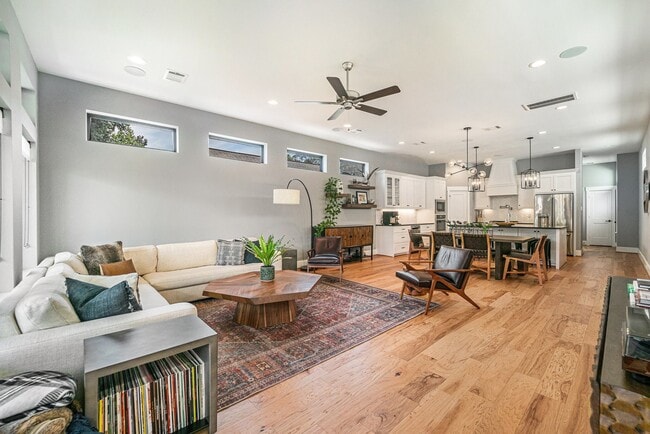 Photo - 719 E 28th St