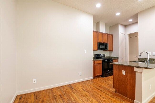 Photo - 4040 Center St
