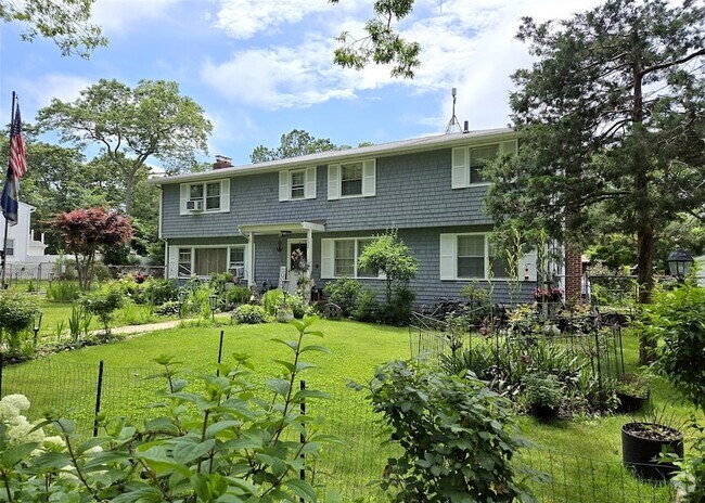 Building Photo - 152 W Yaphank Rd Rental