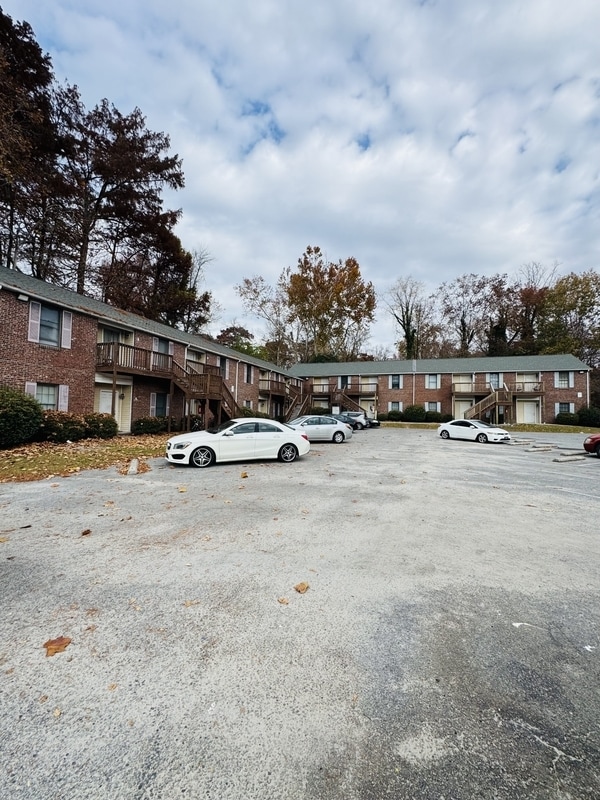 Building Photo - 1323 E 10th St