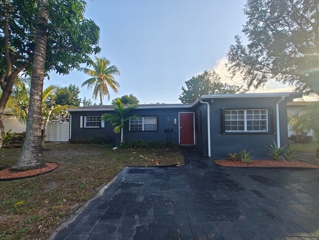 Building Photo - Charming 3-Bed, 2-Bath Pool Home for Rent – North Miami Beach