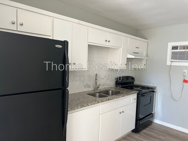 Photo - 1625 Clark St