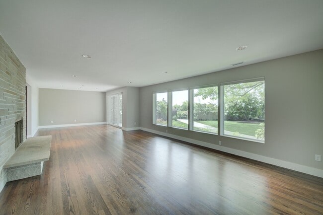 Photo - 4Bd/4.5Ba Clyde Hill House