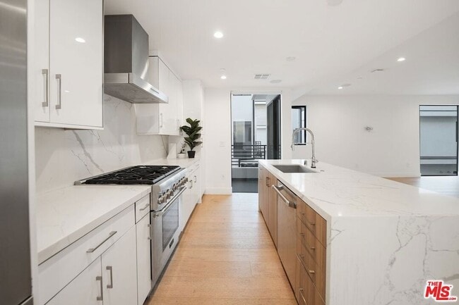 Photo - 735 N Gramercy Pl