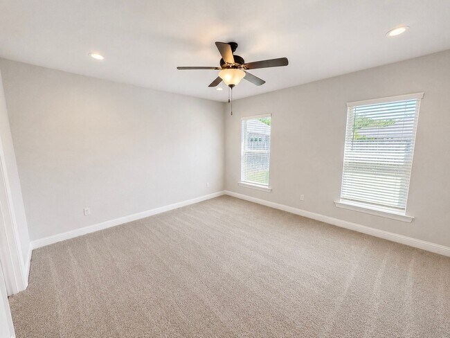 915 Hackberry Dr