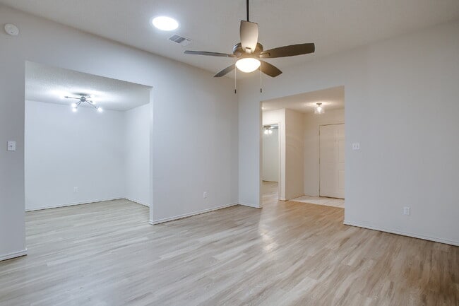 Photo - Spacious 3/2/2 Duplex!